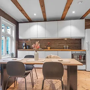 Four-story House! Newly Renovated! Bergen